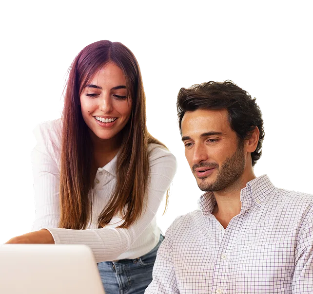 Mulher e homem sorrindo e conversando com um notebook