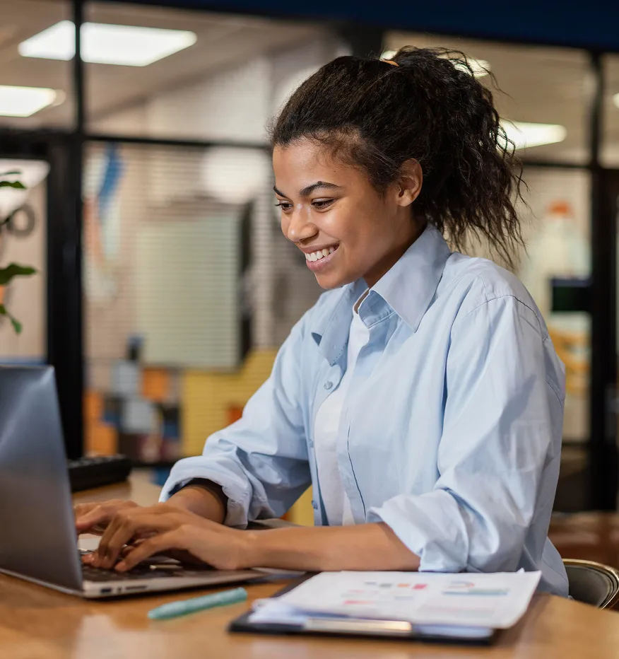 Mulher negra trabalhando em um notebook